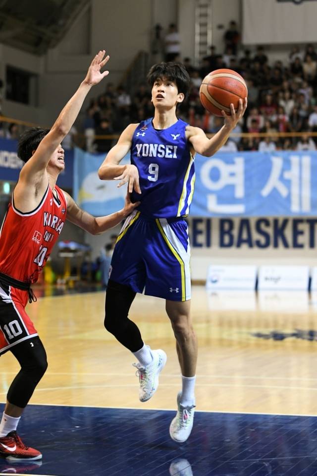 연세대 이유진은 재능 있는 가드-포워드로서 이번 신인 드래프트 상위 지명 후보다. 사진=대학농구연맹 제공