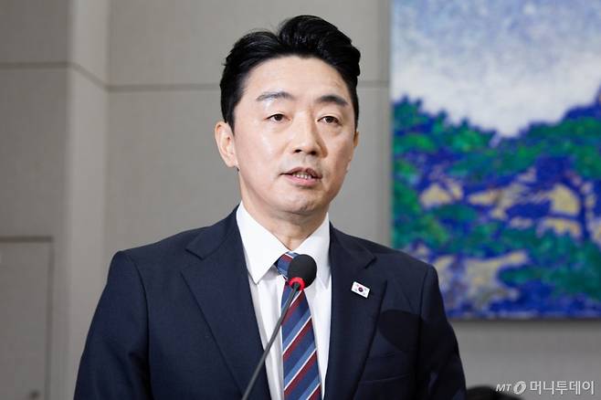 (서울=뉴스1) 유승관 기자 = 강훈식 대통령비서실장이 6일 서울 여의도 국회에서 열린 국회운영위원회의 대통령비서실 등에 대한 국정감사에서 인사말 및 업무보고를 하고 있다. 2025.11.6/뉴스1  Copyright (C) 뉴스1. All rights reserved. 무단 전재 및 재배포,  AI학습 이용 금지. /사진=(서울=뉴스1) 유승관 기자