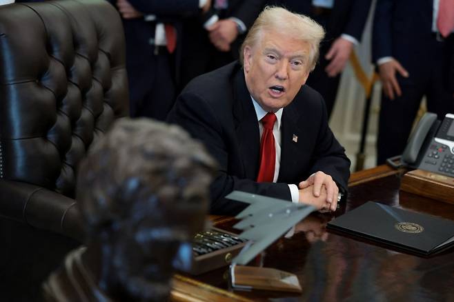 도널드 트럼프 미국 대통령이 6일(현지시간) 백악관에서 글로벌 제약사와 비만치료제 가격 인하 합의를 발표한 뒤 관세정책 등에 대한 취재진의 질문에 답하고 있다. /로이터=뉴스1