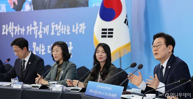 (대전=뉴스1) 김기태 기자 = 이재명 대통령이 7일 오후 대전 유성구 국립중앙과학관에서 열린 다시 과학기술인을 꿈꾸는 대한민국 국민보고회에서 발언하고 있다. 2025.11.7/뉴스1  Copyright (C) 뉴스1. All rights reserved. 무단 전재 및 재배포,  AI학습 이용 금지. /사진=(대전=뉴스1) 김기태 기자