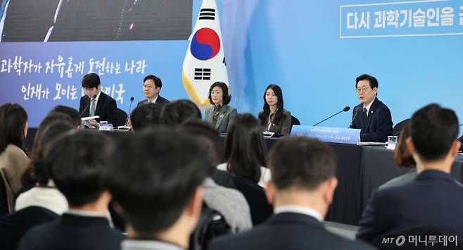 (대전=뉴스1) 김기태 기자 = 이재명 대통령이 7일 오후 대전 유성구 국립중앙과학관에서 열린 다시 과학기술인을 꿈꾸는 대한민국 국민보고회에서 발언하고 있다. 2025.11.7/뉴스1  Copyright (C) 뉴스1. All rights reserved. 무단 전재 및 재배포,  AI학습 이용 금지. /사진=(대전=뉴스1) 김기태 기자