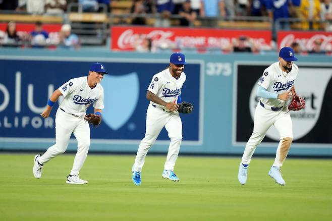 월드시리즈 우승 멤버 저스틴 딘이 샌프란시스코 자이언츠로 이적했다. 사진은 다저스에서 활약한 딘(가운데). /사진=로이터