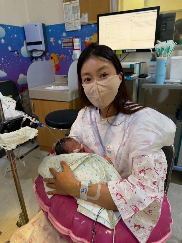 배우 이시영과 둘째 딸. 서울 강남구 역삼동 D조리원./이시영 소셜미디어