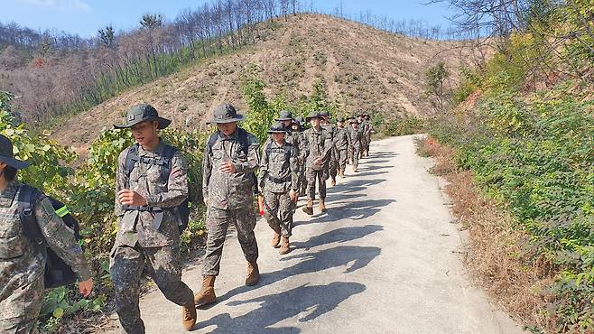 7일 경북전문대학교제301학생군사교육단)은  안동에서 의성까지 약 35km 구간을 걸으며 제11회 다부동 전적지 도보답사 2차 국토대장정을 진행했다.[경북전문대 제공]