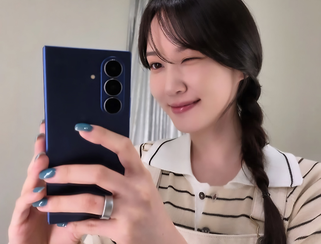 삼성 갤럭시 스마트폰을 사용하는 배우 박은빈 [박은빈 SNS]