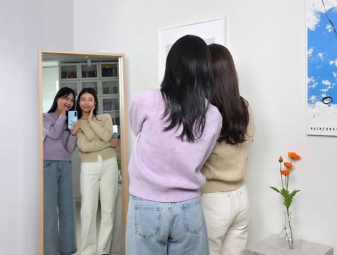 삼성전자 모델이 '갤럭시 A17 LTE'로 거울 셀피를 촬영하는 모습. (사진=삼성전자 제공) *재판매 및 DB 금지