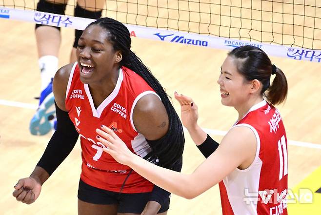 [서울=뉴시스] 여자배구 페퍼저축은행의 조이(왼쪽)와 시마무라가 6일 광주페퍼스타디움에서 열린 진에어 2025~2026 V-리그 여자부 GS칼텍스와의 경기에서 득점에 성공한 뒤 기뻐하고 있다. (사진=KOVO 제공) 2025.11.06.