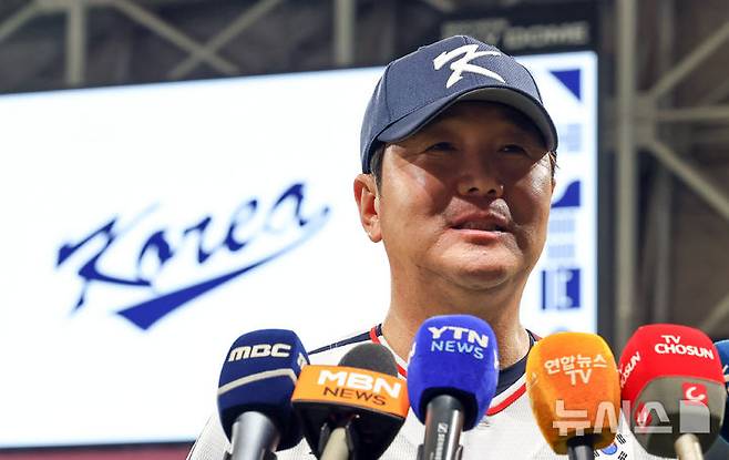 [서울=뉴시스] 최진석 기자 = 류지현 야구 국가대표팀 감독이 4일 서울 고척스카이돔에서 훈련에 앞서 인터뷰하고 있다. 2025.11.04. myjs@newsis.com