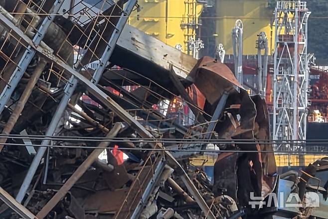 [울산=뉴시스] 배병수 기자 = 울산 남구 용잠동 한국동서발전 울산화력발전소 대형 구조물이 무너지는 사고 발생 이틀째인 7일 오후 소방관 등 관계자들이 매몰자들을 구조하고 있다.2025.11.07.bbs@newsis.com.