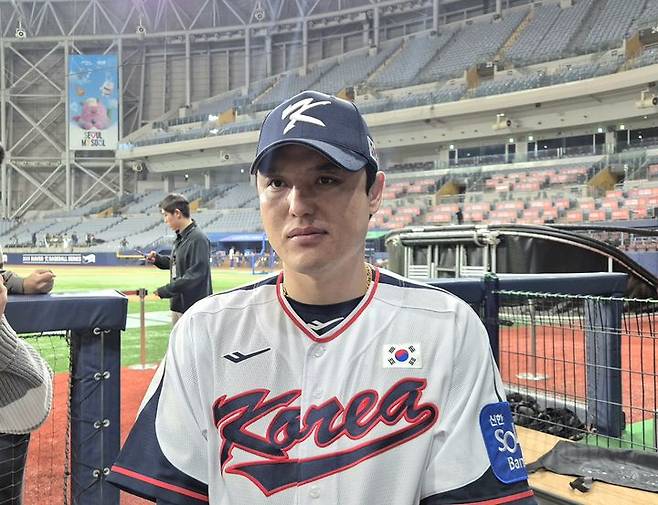 [서울=뉴시스] 문채현 기자=프로야구 LG 트윈스의 박동원이 7일 서울 고척스카이돔에서 열린 2025 K-베이스볼 시리즈 대비 훈련을 마치고 취재진을 만나 인터뷰하고 있다. dal@newsis.com 2025.11.07. *재판매 및 DB 금지 *재판매 및 DB 금지