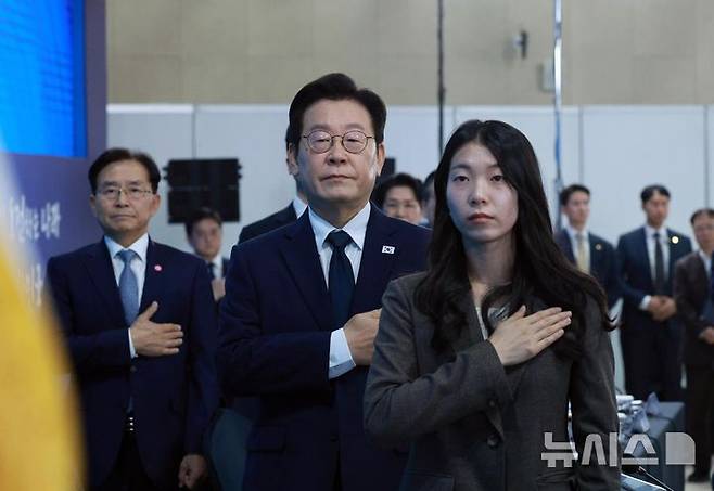 [서울=뉴시스] 고범준 기자 = 이재명 대통령이 7일 대전 유성구 국립중앙과학관에서 열린 다시 과학기술인을 꿈꾸는 대한민국 국민보고회에서 국민의례를 하고 있다. 2025.11.07. bjko@newsis.com