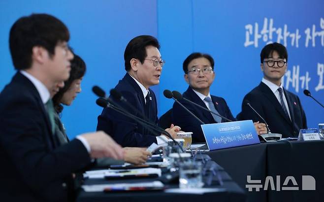 [서울=뉴시스] 고범준 기자 = 이재명 대통령이 7일 대전 유성구 국립중앙과학관에서 열린 다시 과학기술인을 꿈꾸는 대한민국 국민보고회에서 발언하고 있다. 2025.11.07. bjko@newsis.com