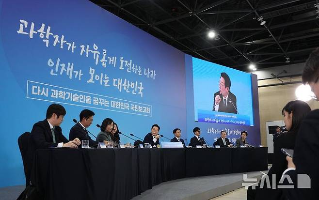 [서울=뉴시스] 고범준 기자 = 이재명 대통령이 7일 대전 유성구 국립중앙과학관에서 열린 다시 과학기술인을 꿈꾸는 대한민국 국민보고회에서 발언하고 있다. 2025.11.07. bjko@newsis.com