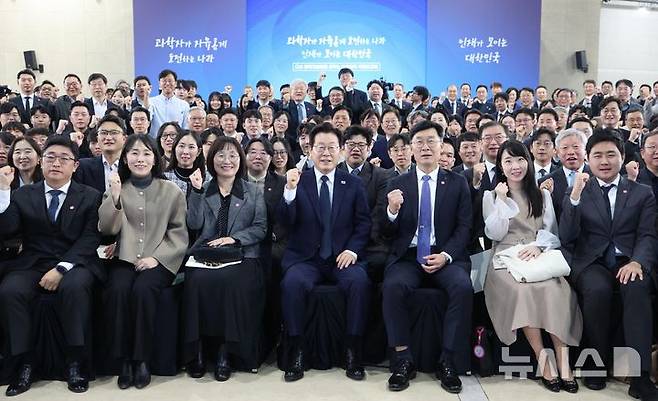 [서울=뉴시스] 고범준 기자 = 이재명 대통령이 7일 대전 유성구 국립중앙과학관에서 열린 다시 과학기술인을 꿈꾸는 대한민국 국민보고회에서참석자들과 기념촬영 하고 있다. 2025.11.07. bjko@newsis.com