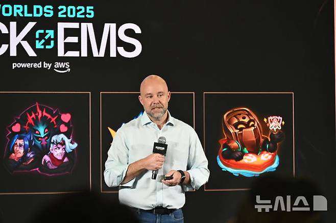 [청두(중국)=뉴시스] 윤정민 기자 = 크리스 그릴리 라이엇 게임즈 리그 오브 레전드(LoL) e스포츠 글로벌 총괄이 7일 오후 중국 청두 하비스트 문 아트 센터에서 열린 '2025 LoL 월드 챔피언십' 미디어데이에서 발언하고 있다. 2025.11.07. alpaca@newsis.com