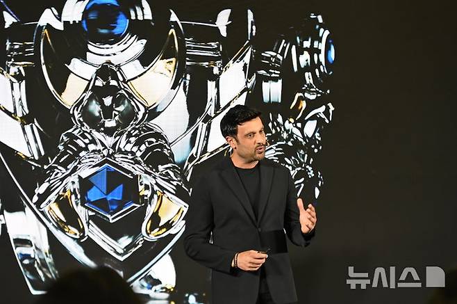 [청두(중국)=뉴시스] 윤정민 기자 = 딜런 자데자 라이엇 게임즈 최고경영자(CEO)는 7일 오후 중국 청두 하비스트 문 아트 센터에서 열린 '2025 리그 오브 레전드(LoL) 월드 챔피언십' 미디어데이에서 환영사를 하고 있다. 2025.11.07. alpaca@newsis.com