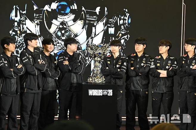 [청두(중국)=뉴시스] 윤정민 기자 = 리그 오브 레전드(LoL) e스포츠 팀 KT 롤스터(왼쪽)과 T1이 7일 오후 중국 청두 하비스트 문 아트 센터에서 열린 '2025 LoL 월드 챔피언십' 미디어데이에서 우승 트로피 앞을 두고 포즈를 취하고 있다. 2025.11.07. alpaca@newsis.com