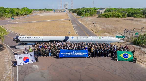 이노스페이스 임직원, 브라질 공군, 브라질 우주청 관계자 기념촬영 [이노스페이스 제공]