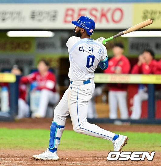 [OSEN=대구, 박준형 기자] 프로야구 삼성 라이온즈가 약속의 8회를 연출했다. 외국인 타자 르윈 디아즈와 이재현의 백투백 홈런을 앞세워 SSG 랜더스를 꺾고 플레이오프 진출에 성공했다.&nbsp;삼성은 14일 대구삼성라이온즈파크에서 열린 SSG와의 준플레이오프 4차전에서 8회 디아즈와 이재현의 백투백 홈런에 힘입어 5-2로 승리했다. 이로써 시리즈 전적 3승 1패로 플레이오프 진출 티켓을 거머 쥐었다.&nbsp;8회말 2사 1루 삼성 디아즈가 결승 2점 홈런을 날리고 있다.   2025.10.14 / soul1014@osen.co.kr