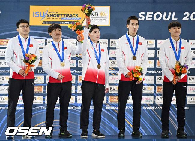 [OSEN=민경훈 기자] 12일 서울 목동 아이스링크에서 '2023 KB금융 국제빙상경기연맹(ISU) 쇼트트랙 세계선수권대회' 본선 경기가 진행됐다.남자계주 5,000m에서 금메달을 거둔 중국의 린샤오쥔(한국 이름 임효준)이 동료들과 함께 포즈를 취하고 있다. 2023.03.12 / rumi@osen.co.kr