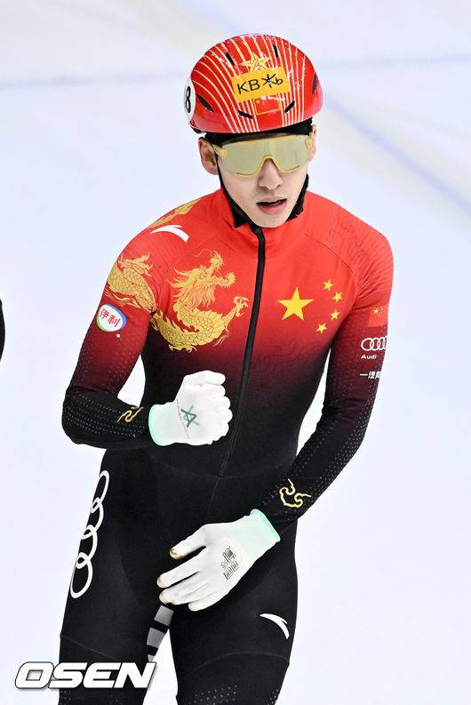 [OSEN=민경훈 기자] 11일 서울 목동 아이스링크에서 '2023 KB금융 국제빙상경기연맹(ISU) 쇼트트랙 세계선수권대회' 본선 경기가 진행됐다.남자 500m 준준결승에서 중국 린샤오쥔(한국명 임효준)이 조 1위로 결승점을 통과하며 주먹을 불끈 쥐고 있다. 2023.03.11 / rumi@osen.co.kr