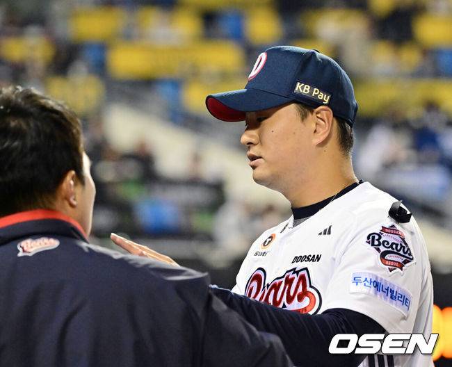 [OSEN=잠실, 민경훈 기자] 2일 오후 서울 잠실야구장에서 2025 신한 SOL Bank KBO리그 두산 베어스와 키움 히어로즈의 경기가 열렸다.이날 두산은 최승용, 키움은 윤현을 선발로 내세웠다.7회초를 마친 두산 이영하가 덕아웃으로 향하며 하이파이브를 하고 있다. 2025.04.02 / rumi@osen.co.kr