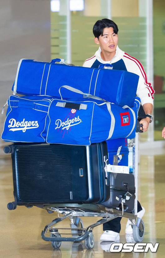 [OSEN=인천공항, 민경훈 기자] 미국프로야구 메이저리그(MLB) LA 다저스의 김혜성이 6일 오후 인천국제공항을 통해 귀국했다.김혜성은 메이저리그 진출 첫 해 우승반지를 거머쥐는 영광을 누렸다. 한국인 메이저리거 야수로는 역대 최초로 월드시리즈 우승반지를 차지한 김혜성은 올해 71경기 출전, 타율 0.280(161타수 45안타), 3홈런 17타점 19득점, 13도루(1실패), 출루율 0.314 장타율 0.385, OPS 0.699의 기록으로 정규시즌을 마무리했다.김혜성이 입국장에서 걸어 나오고 있다. 2025.11.06 /rumi@osen.co.kr