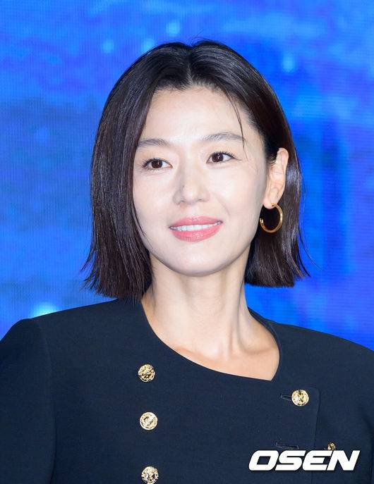 [OSEN=이대선 기자] 2일 서울 종로구 포시즌스 호텔 서울에서 디즈니+ 오리지널 시리즈 '북극성' 제작발표회가 열렸다.'북극성'은 유엔대사로서 국제적 명성을 쌓아온 '문주(전지현 분)'가 대통령 후보 피격 사건의 배후를 쫓는 가운데 그녀를 지켜야만 하는 국적불명의 특수요원 ‘산호(강동원 분)'와 함께 한반도를 위협하는 거대한 진실을 마주하는 이야기다.배우 전지현이 포토타임을 가지고 있다. 2025.09.02 /sunday@osen.co.kr