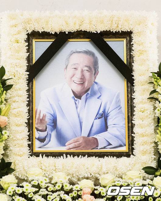 [OSEN=사진국] 고(故) 송재호 빈소가 8일 서울 강남구 삼성서울병원 장례식장에 마련됐다.원로 배우 송재호는 7일 오후 숙환으로 세상을 떠났다. 고인은 오랜 시간 지병으로 투병 생활을 해오다 최근 상태가 나빠진 것으로 알려졌다. 향년 83세.송재호는 1937년 평안남도 평양 태생으로 동아대학교 국어국문학과를 졸업하고 1959년 KBS 부산방송총국 성우로 데뷔했다. 이후 영화 ‘영자의 전성시대’ ‘꼬방동네 사람들’ ‘그 해 겨울은 따뜻했네’ ‘살인의 추억’ ‘그때 그 사람들’ ‘화려한 휴가’ ‘그대를 사랑합니다’ 등의 작품으로 대중에게 각인됐다. 국제사격연맹 심판 자격을 지닌 고인은 1988년 서울올림픽에 클레이 부문 심판으로도 참여, 대한사격연맹 이사로도 활동했다./ photo@osen.co.kr<사진=사진공동취재단>