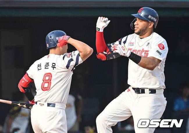 [OSEN=부산, 이석우 기자] 3일 부산 사직야구장에서 2025 신한 SOL 뱅크 KBO 리그 롯데 자이언츠와 키움 히어로즈의 경기가 열렸다. 홈팀 롯데는 감보아가, 방문팀 키움은 김연주가 선발 출전했다.롯데 자이언츠 레이예스가 1회말 무사 2루 우월 2점 홈런을 치고 하이파이브를 하고 있다. 2025.06.03 / foto0307@osen.co.kr