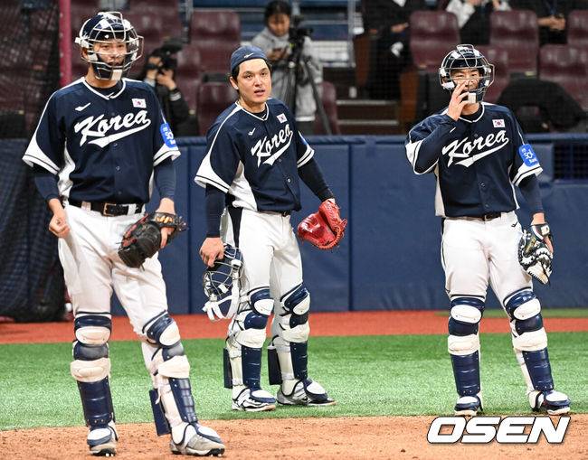 [OSEN=고척, 조은정 기자]류지현 감독이 이끄는 야구 대표팀이 5일 고척스카이돔에서 훈련을 진행했다.대표팀은 오는 8일과 9일 고척스카이돔에서 열리는 2025 K-베이스볼 시리즈 체코 대표팀과의 2경기를 시작으로 15일과 16일 양일에 걸쳐 도쿄돔에서 일본 대표팀과 2경기를 치른다. 야구대표팀 조형우, 박동원, 최재훈이 훈련을 하고 있다. 2025.11.05 /cej@osen.co.kr