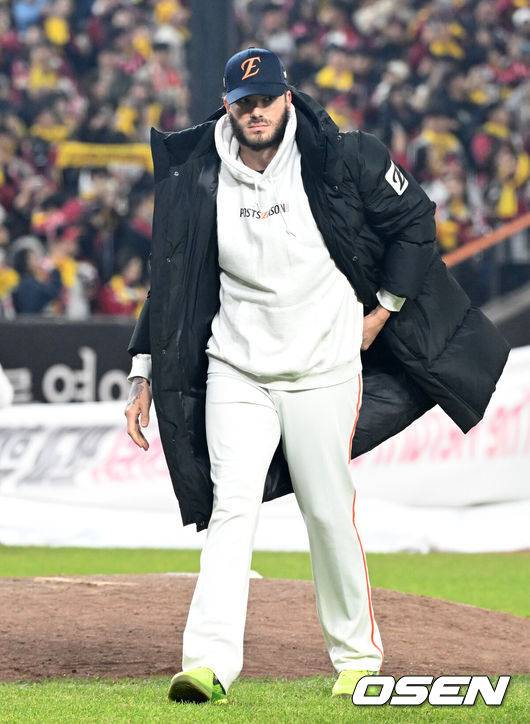 [OSEN=대전, 이대선 기자] 이변은 없었다. 2025시즌 우승팀은 무적 LG 트윈스다.&nbsp;프로야구 LG 트윈스는 31일 대전 한화생명볼파크에서 열린 2025 신한 SOL뱅크 KBO 한국시리즈(7전 4선승제) 한화 이글스와의 5차전에서 4-1로 승리했다.정규시즌 1위 LG는 시리즈 전적 4승 1패로 통합우승 금자탑을 쌓았다. LG의 통합우승은 1990년, 1994년, 2023년에 이은 통산 4번째로, 염경엽 감독은 2023년 부임 후 3년 사이 팀을 두 차례나 정상에&nbsp;올려놓는 위대한 업적을 달성했다. 2023년 1위, 2024년 3위, 2025년 1위로 KBO리그에 트윈스 왕조 시대를 활짝 열었다.&nbsp;반면 2위 한화는 플레이오프를 거쳐 2006년 이후 19년 만에 한국시리즈 무대를 밟았지만, LG의 벽을 넘지 못하며 1999년 이후 26년 만에 통산 두 번째 우승이 무산됐다.&nbsp;경기 종료 후 한화 폰세가 마운드 흙을 가져가고 있다. 2025.10.31 /sunday@osen.co.kr