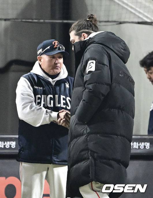 [OSEN=대전, 박준형 기자] 프로야구 한화 이글스가 극적인 역전승으로 반격에 성공했다.&nbsp;한화는 29일 대전 한화생명볼파크에서 열린 2025 신한 SOL뱅크 KBO 한국시리즈 3차전 LG 트윈스와의 경기에서 7-3 역전승을 거뒀다. 1차전과 2차전을 모두 내준 한화는 이날 승리로 시리즈 전적 1승 2패 추격을 시작했다.&nbsp;경기종료 후 한화 김경문 감독이 폰세와 악수를 나누고 있다2025.10.29 / soul1014@osen.co.kr