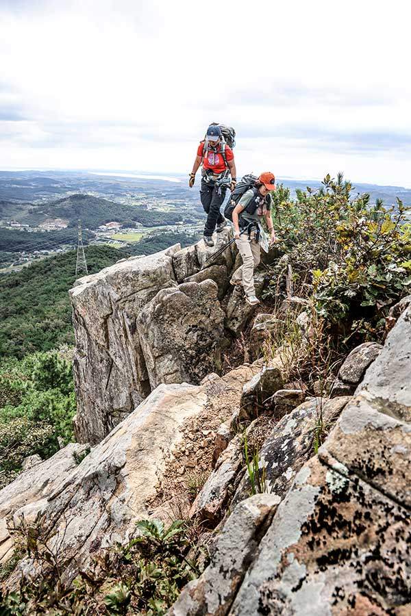 팔봉산 8봉 정상 일원의 암릉 뒤로 태안 읍내가 펼쳐진다.&nbsp;