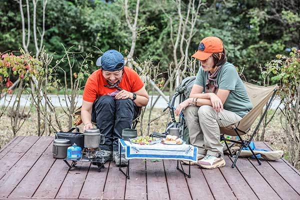 간이 대피소에서도 취사와 야영이 가능하다. 다만 '간이'란 이름이 붙은 곳들은 대부분 화장실 등 편의시설이 미비된 경우가 많다.&nbsp;