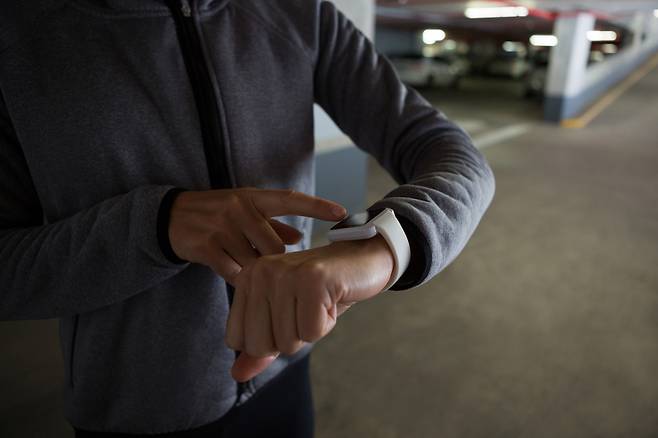 한국소비자원 조사 결과, 시중에서 판매되는 러닝 재킷 두 개 중 하나는 빗방울 등 물을 튕겨내는 '발수성'이 세탁할 때마다 약화하는 등 성능이 저하되는 것이 확인됐다.&nbsp;참고용 이미지. 클립아트코리아 제공