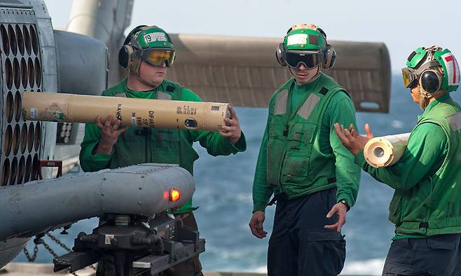 미 해군 요원들이 MH-60S 해상작전헬기에 소노부이를 장전하고 있다. AP연합뉴스