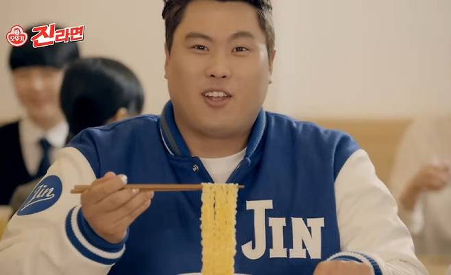 야구선수 류현진의 오뚜기 진라면 광고 영상 중 일부. 오뚜기 제공