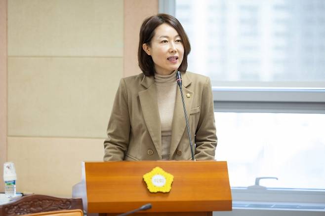 전미숙 구로구의회 의원이 복지건설위원회에서 조례안에 대해 제안 설명을 하고 있다. 구로구의회 제공