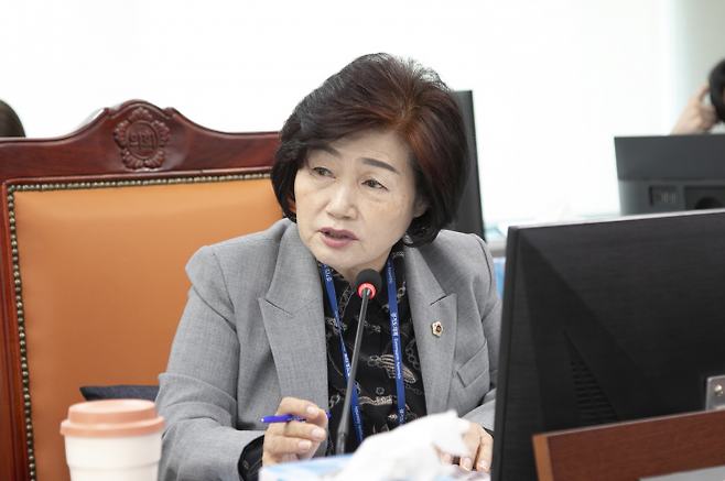 김동희 의원이 11월 7일 2025년도 행정사무감사에서 미래평생교육국을 상대로 질의하고 있다.(사진=경기도의회)