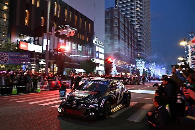 포럼8 랠리 재팬 '웰컴 쇼'에 참가한 토요타 가주 레이싱 WRT. 사진: 김학수 기자