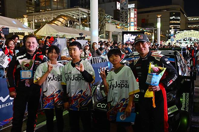 지역의 아이들과 특별한 시간을 보낸 카츠타 타카모토. 사진: 김학수 기자