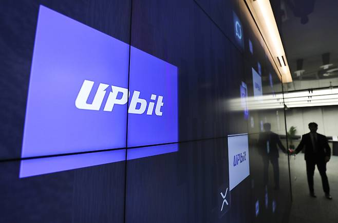 금융위원회 산하 금융정보분석원(FIU)이 업비트 운영사 두나무에 특정금융정보법(특금법) 위반 혐의로 과태료 352억원을 부과했다. 사진은 서울 강남구 업비트 라운지 광고판 모습 ⓒ시사저널 박정훈