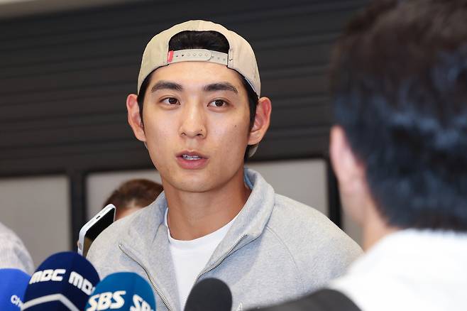미국프로야구 메이저리그(MLB)에서 두 번째 시즌을 마친 샌프란시스코 자이언츠 이정후가 9월30일 인천국제공항을 통해 귀국한 뒤 취재진의 질문에 답하고 있다. 연합뉴스