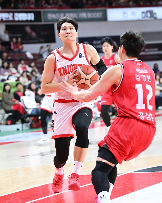 서울 SK  안영준이 7일 안양 정관장과의 원정 경기에서 골 밑 슛을 시도하고 있다. KBL 제공