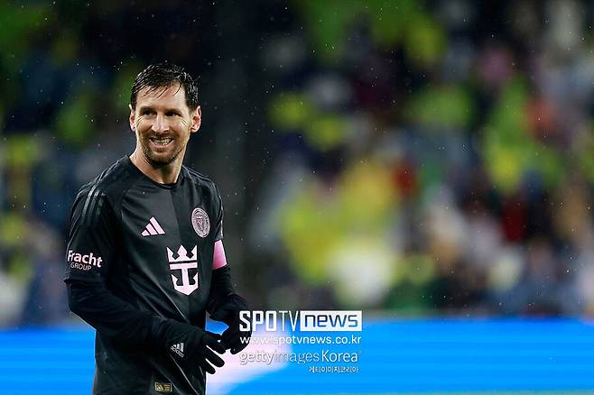 ▲ 손흥민은 조용히 몸을 풀며 다음 라운드를 기다리고 있다. 메시는 다시 한 번 자신의 마지막 불꽃을 살려야 한다. 한쪽은 숨을 고르며 다음 단계로 나아가고, 다른 한쪽은 절벽 끝에서 떨어지지 않기 위해 발버둥친다.