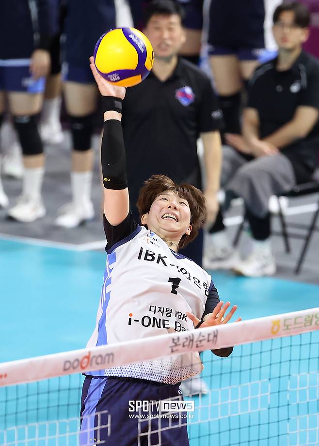 ▲ 여자프로배구 IBK기업은행 아웃사이드 히터 이소영이 어깨 수술로 인해 조기에 시즌 아웃됐다. 선수 본인의 요청으로 계약 해지도 결정됐다. ⓒ곽혜미 기자