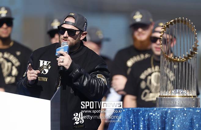 ▲ LA 다저스가 올해 월드시리즈 7차전에서 추격 홈런을 때리는 등 활약한 베테랑 내야수 맥스 먼시에 대해 구단 옵션을 실행하기로 했다.