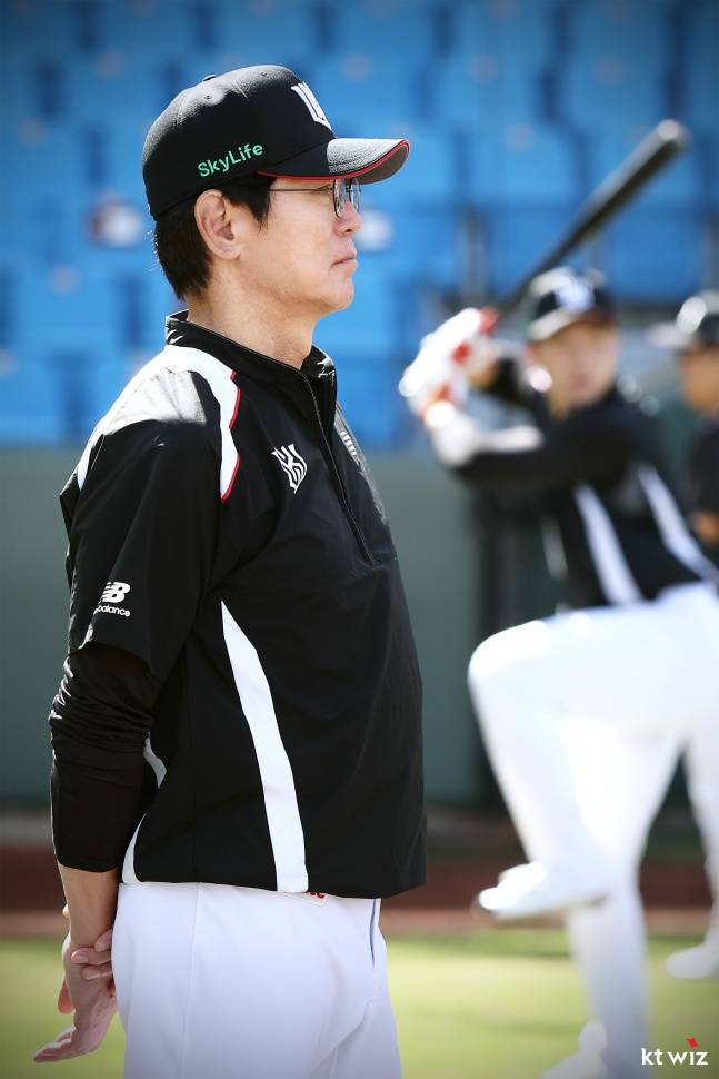 KT 이강철 감독이 6일 대만 타오위안 야구장에서 선수들을 지켜보고 있다. /사진=KT 위즈 제공
