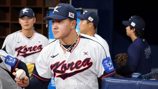 야구대표팀 안현민이 4일 고척스카이돔에서 열린 2026 WBC 야구대표팀 훈련에서 몸풀기를 마치고 수비훈련을 위해 이동하고 있다. /사진=강영조 선임기자